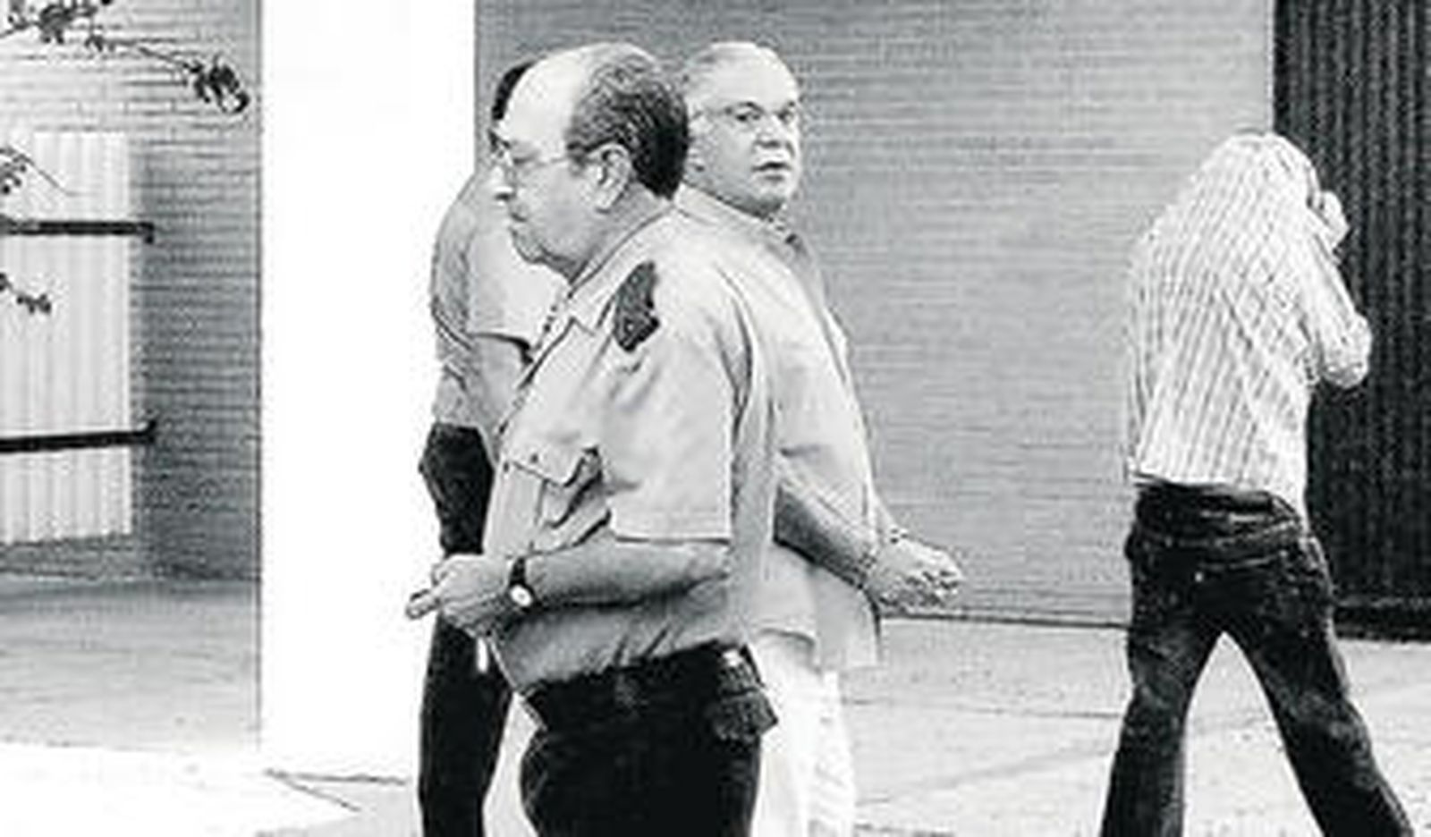 Rodríguez Pueyo, mirando a la cámara, en agosto de 2008 camino del Juzgado en Sanlúcar.