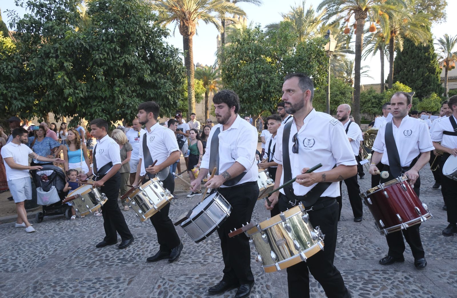 La procesión de la Virgen de Acá por las calles de Córdoba, en imágenes