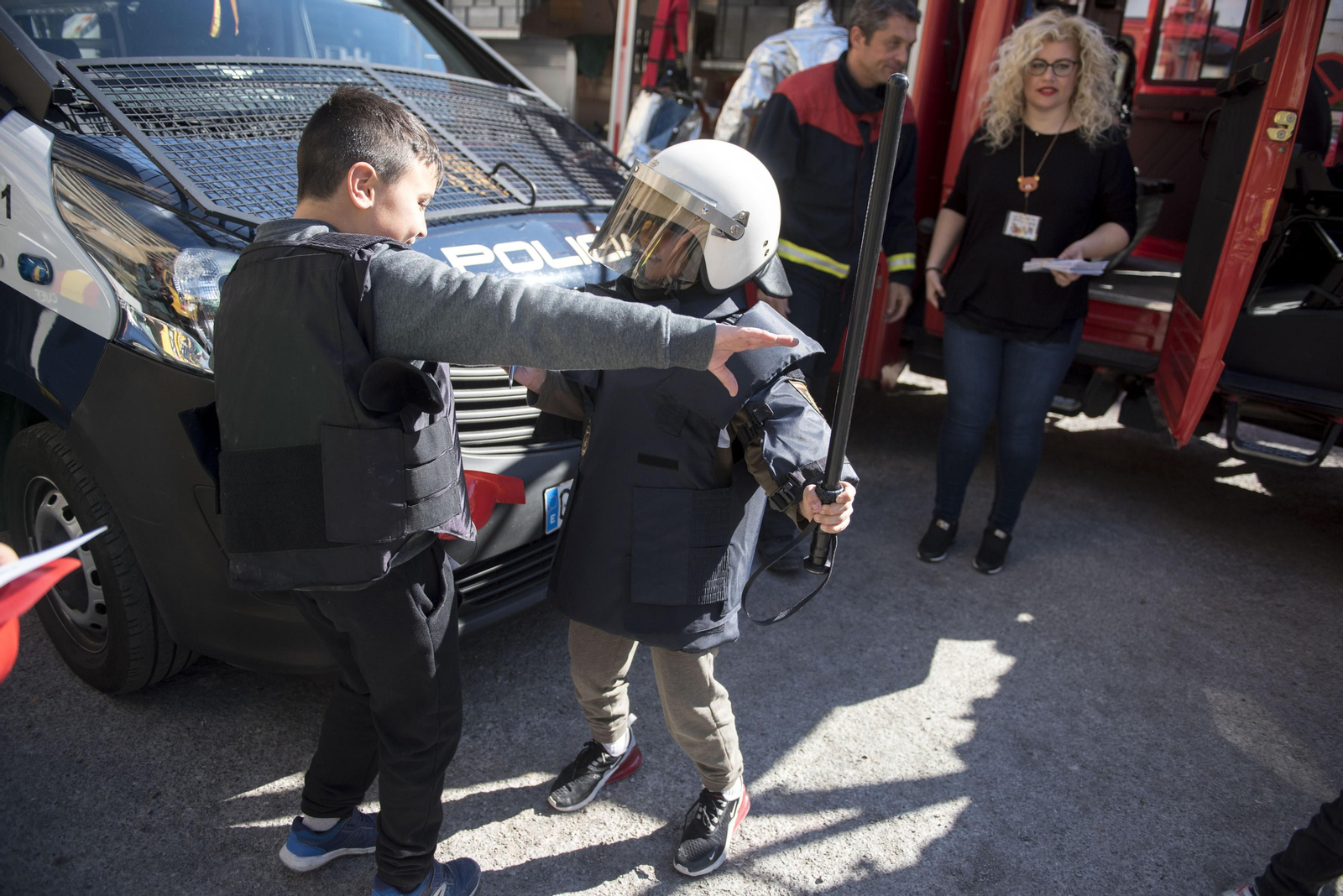 Las Fuerzas de Seguridad visitan a los menores ingresados en el Hospital Materno Infantil