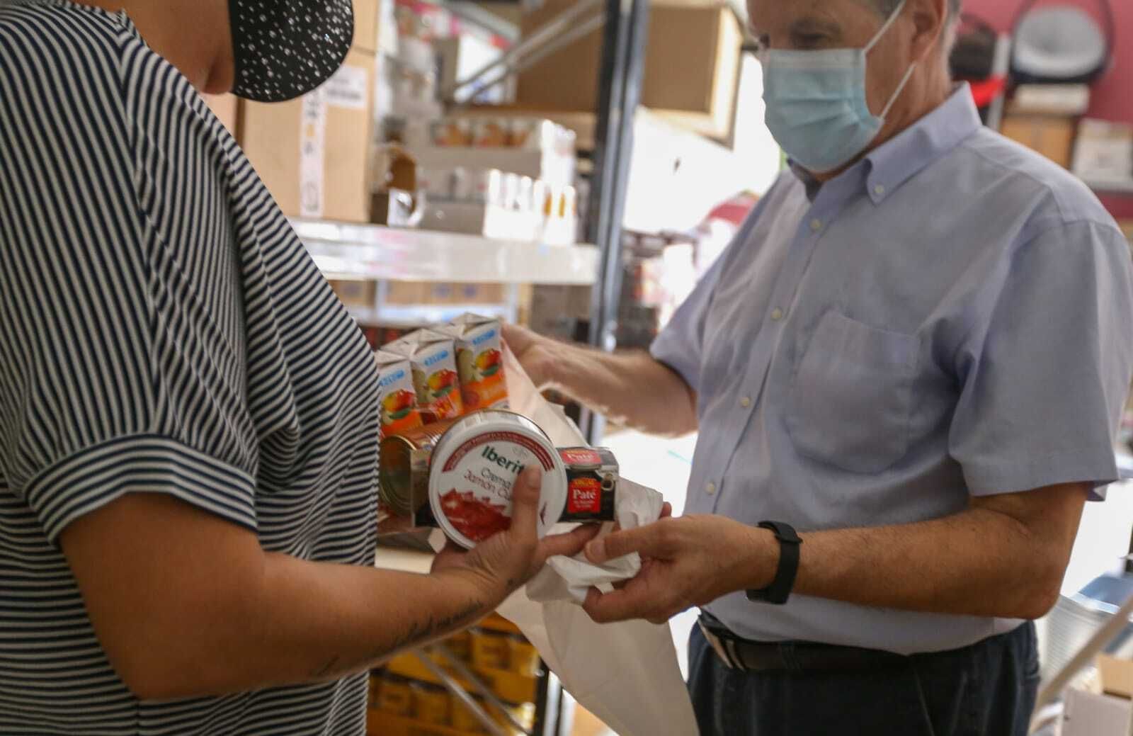 Voluntarios de Cáritas preparan paquetes de alimentos, en una imagen de archivo.