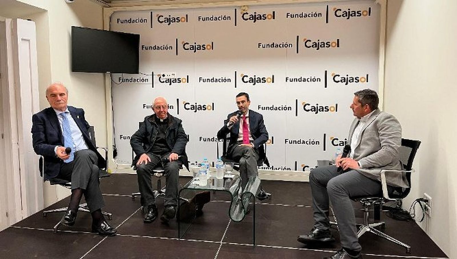 Juan Carlos Jurado, padre Francisco Antonio Rodríguez, Juan Carlos Torrejón y Melchor Mateo, durante el coloquio sobre la Semana Santa, en la Fundación Cajasol.