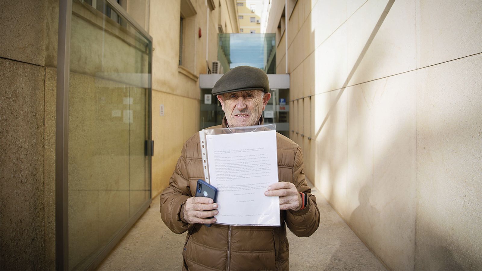 José Francisco García ante la sede de la Delegación de Salud y Consumo de la Junta.