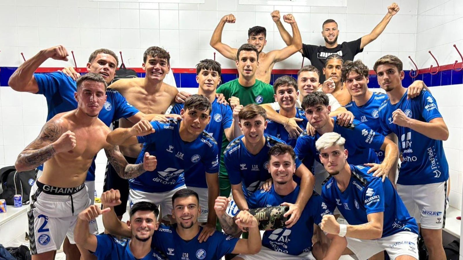 Los jugadores del Xerez DFC B celebran su victoria en Trebujena, la primera de la temporada.