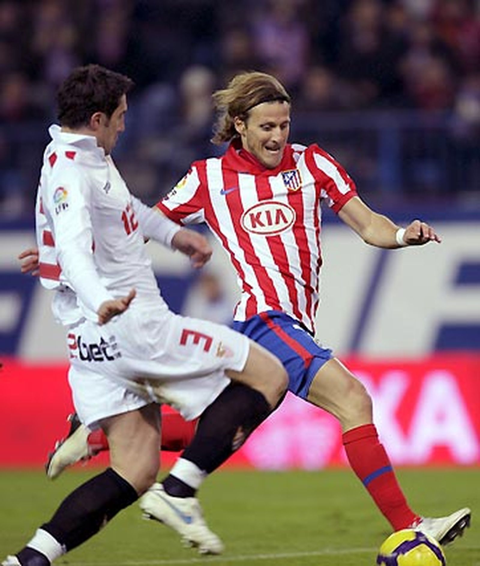 El Sevilla, que se adelantó en el marcador, salió derrotado del Calderón por un gol en propia puerta de Dragutinovic y otro de Antonio López en el 93.

Foto: Reuters / Afp Photo / Efe