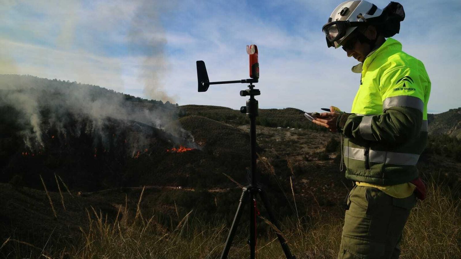 Técnicos y profesionales durante las mediciones que se llevan a cabo durante la aplicación de fuego técnico