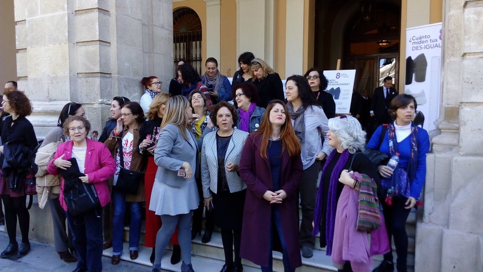 Un momento de la concentración a las puertas del Ayuntamiento.