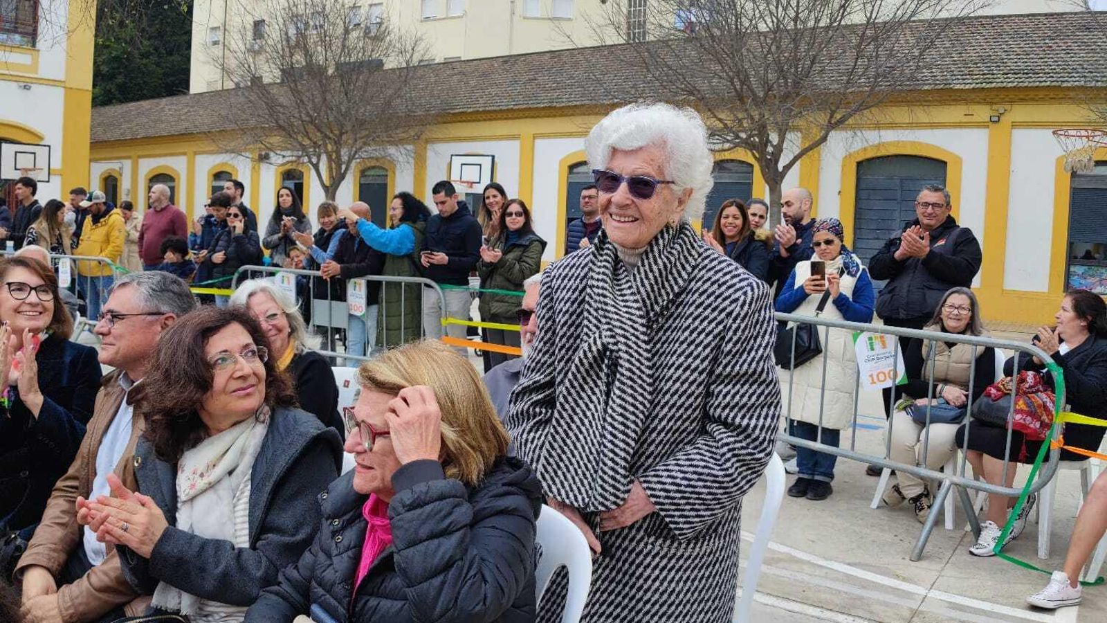 Rafaela Gómez, de cien años, en pie en el acto del centenario de su colegio.