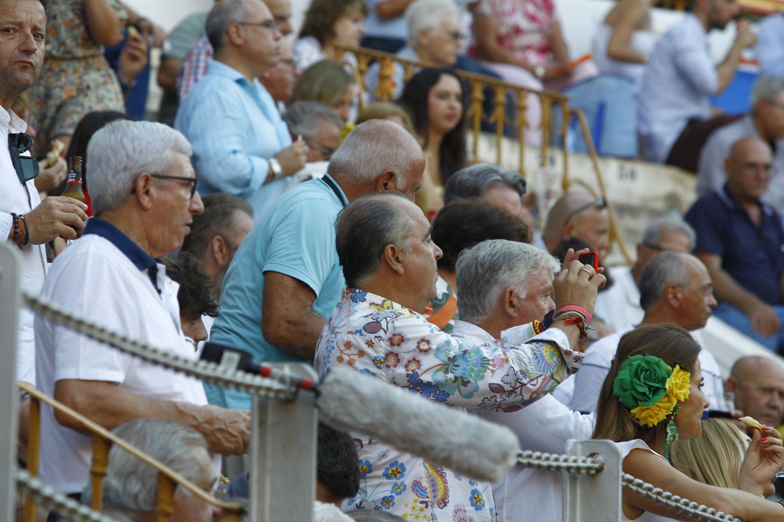 Imágenes del 'ambiente' en la corrida de toros de la Feria de Almería, con los diestros Morante de la Puebla, El Juli y Tomás Rufo