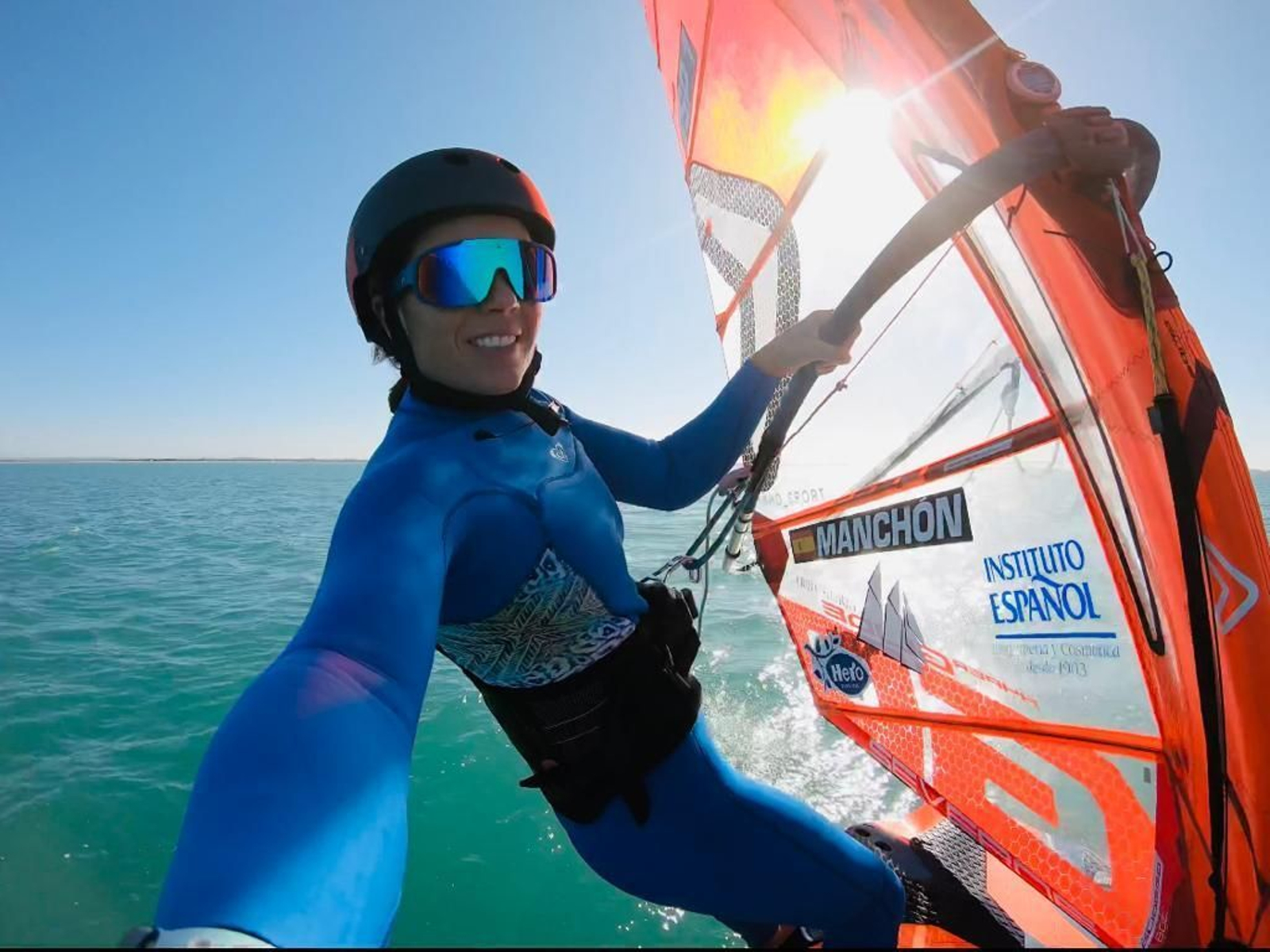 Blanca Manchón, con la tabla de iQFoil.