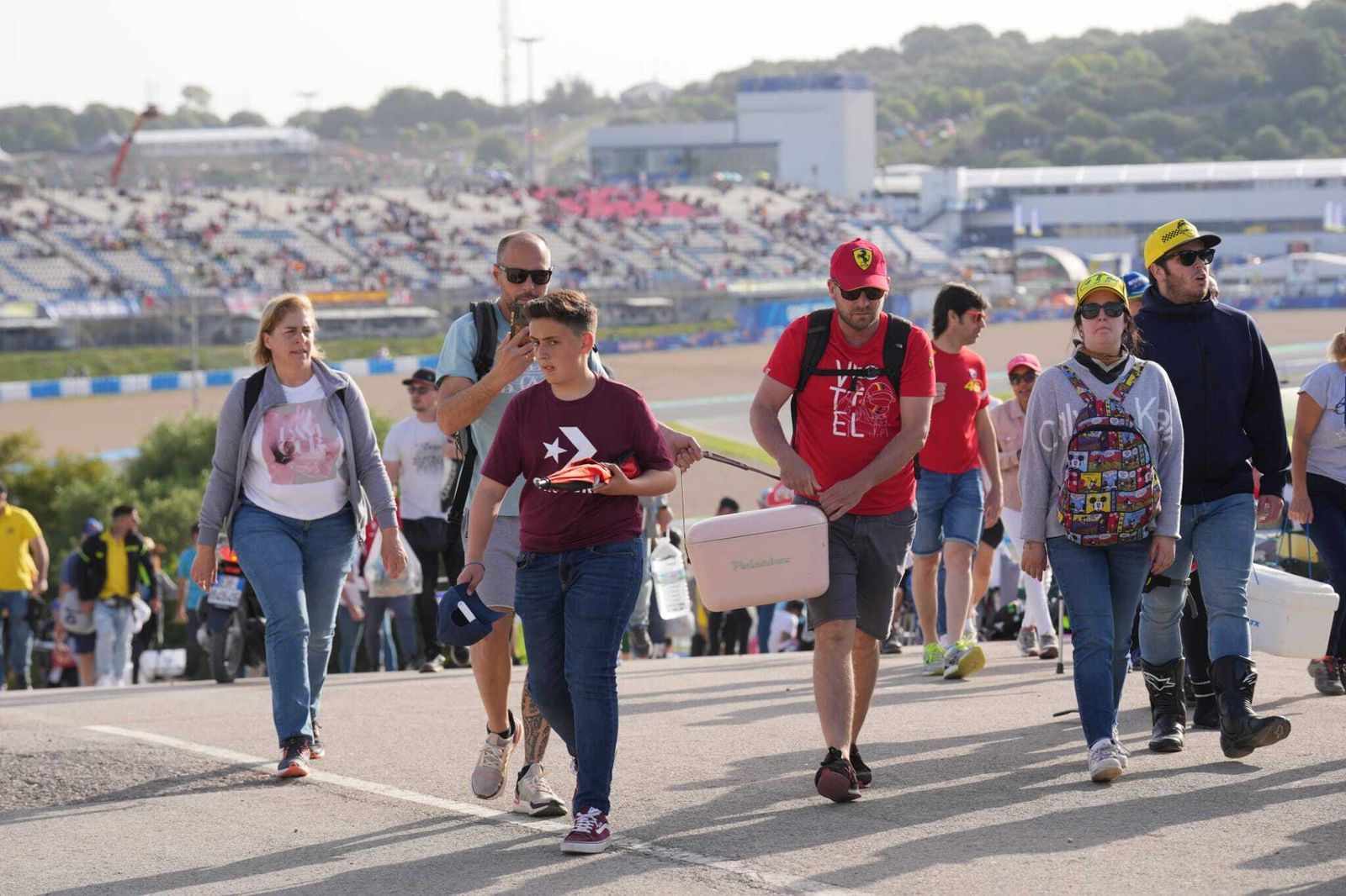 Neveras, cerveza muy fría y sombrillas para combatir al calor en el Gran Premio de España en Jerez