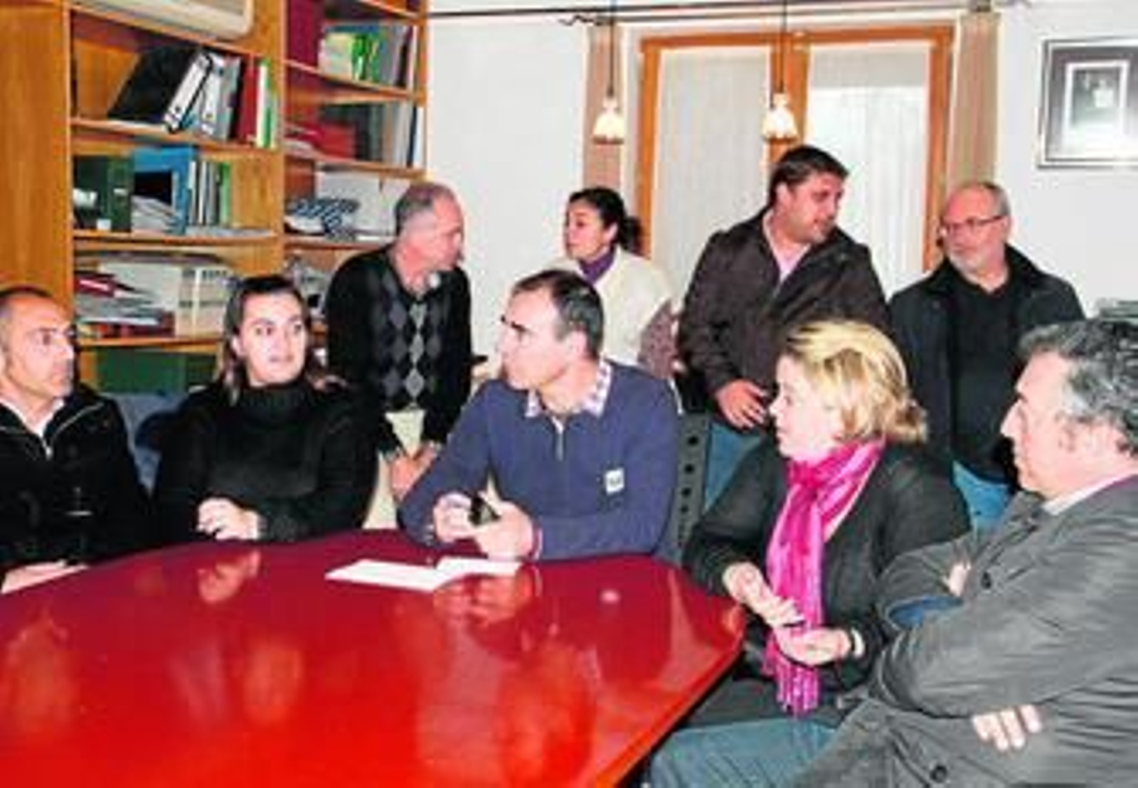 Rafael Quirós en el centro de la mesa charla en su despacho con los miembros de su equipo de gobierno.