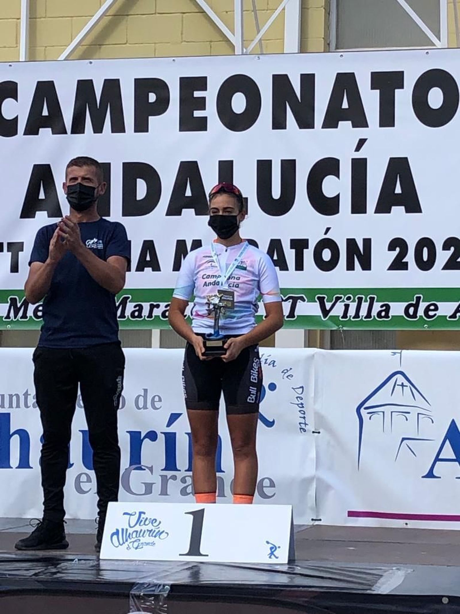 Carla Pérez, en el podio tras proclamarse campeona de Andalucía de MTB