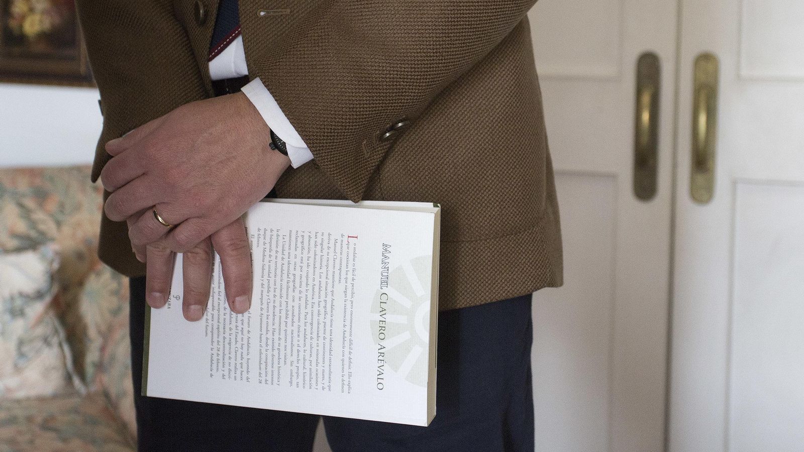 El presidente Moreno sostiene el libro que le regaló Clavero: 'El ser andaluz'