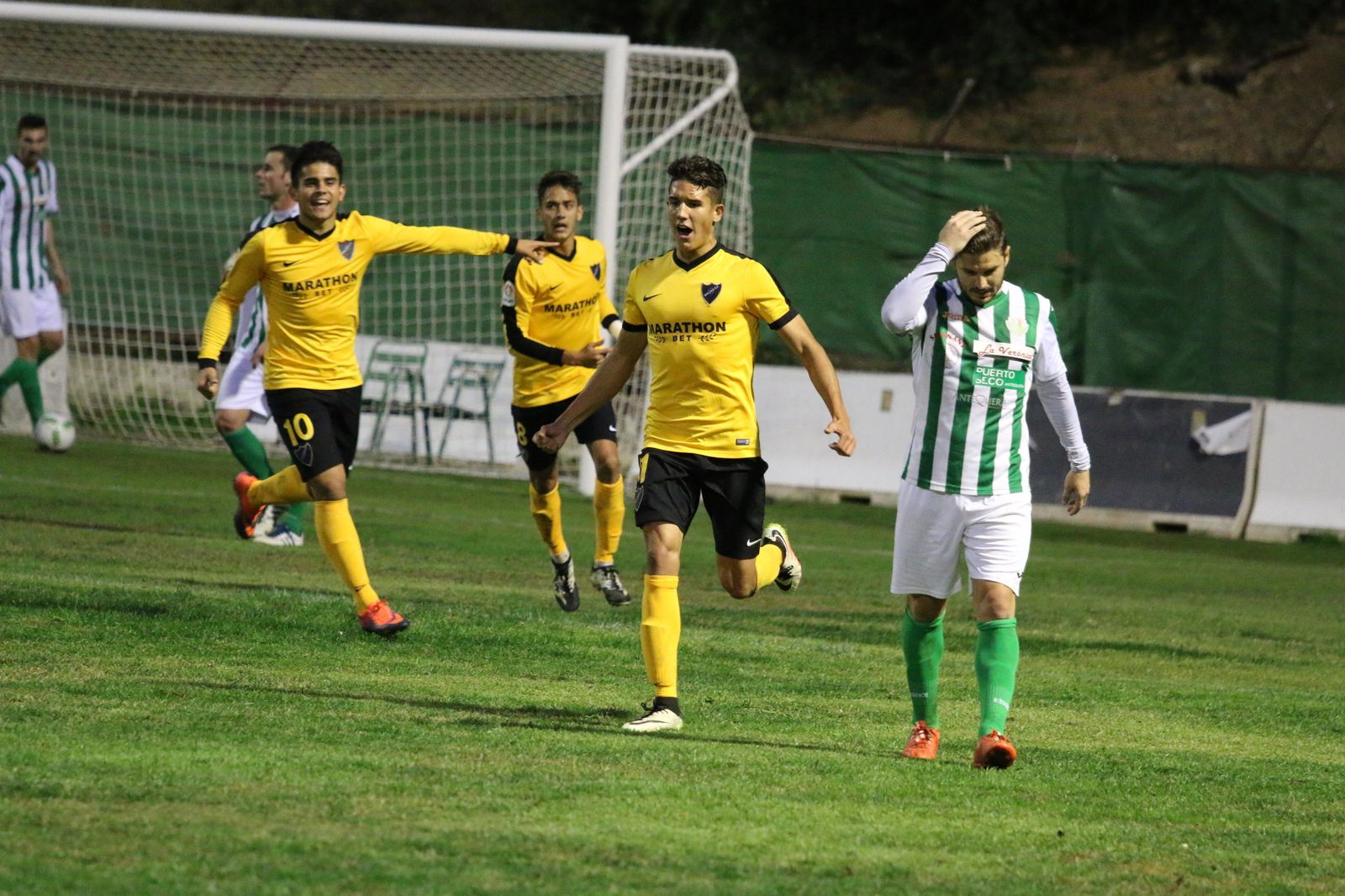 Santi celebra su gol en el derbi en El Maulí de hace semanas.