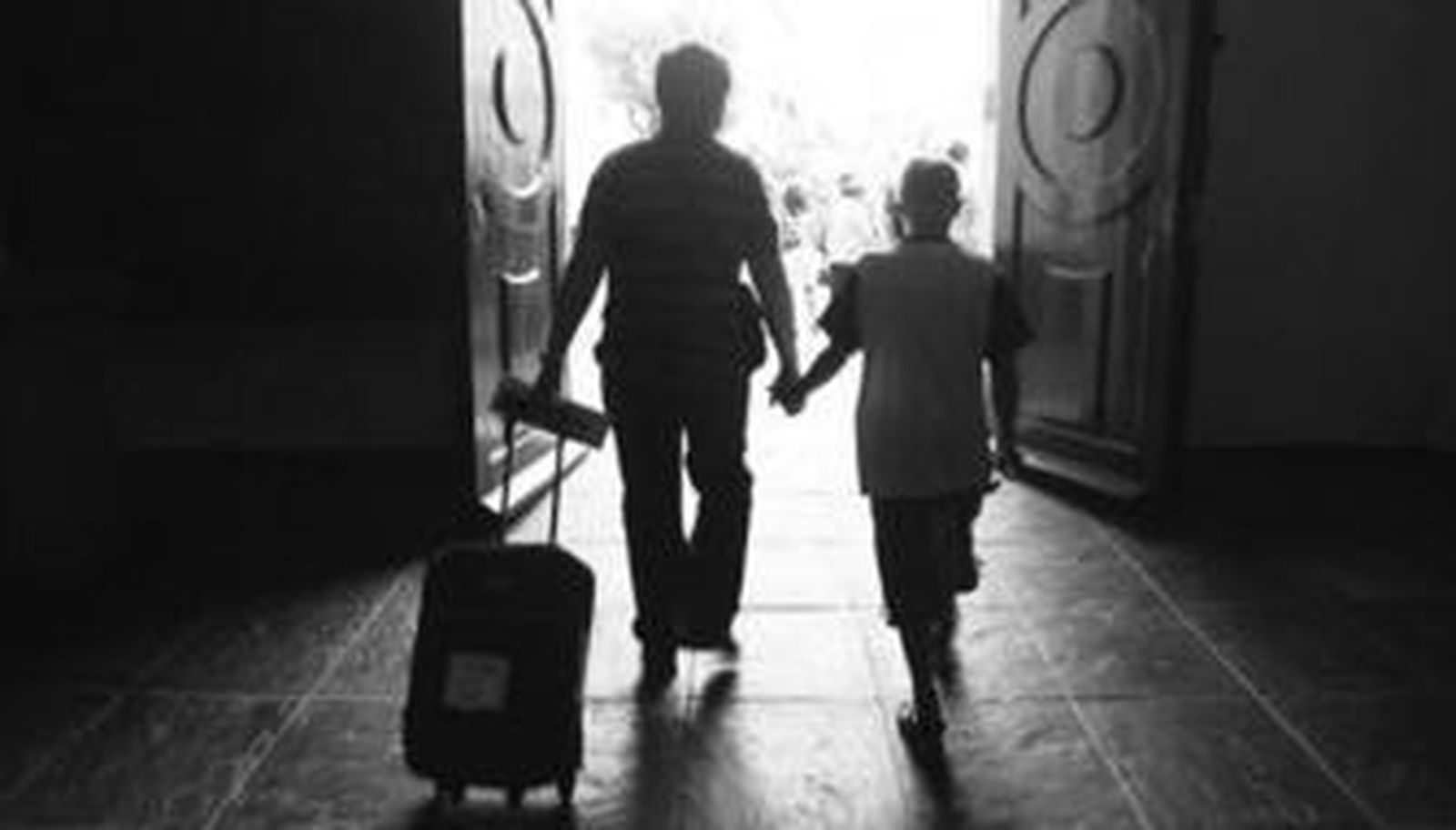 Un bielorruso sale de San Francisco de la mano de su padre de acogida.