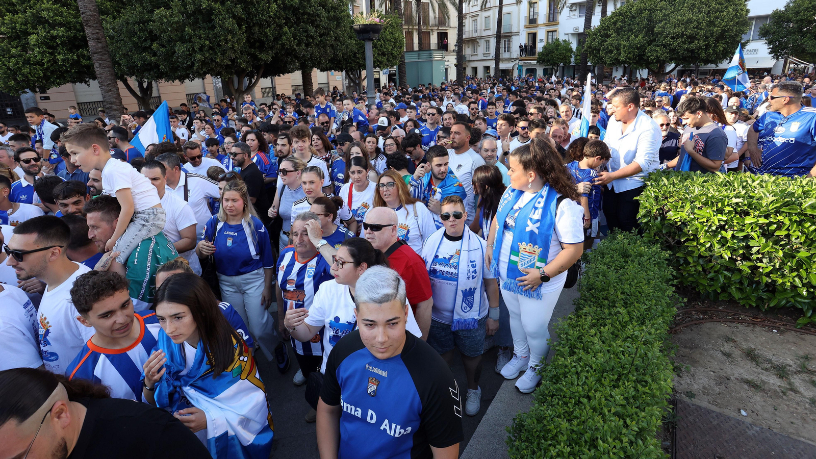 Baño de masas del Xerez CD en Jerez por su ascenso