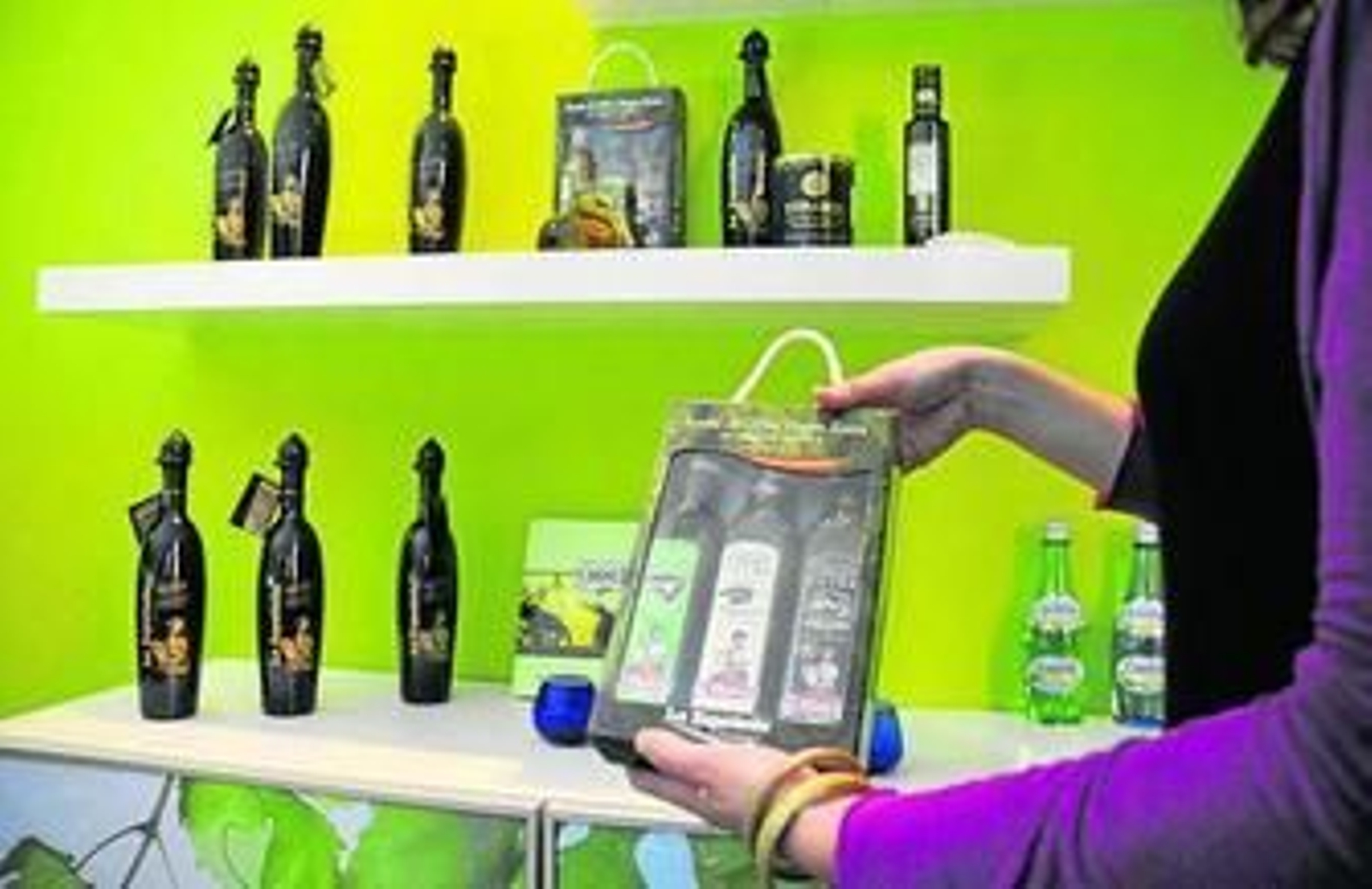 Los clientes pueden comprar los productos catados en la zona de tienda.