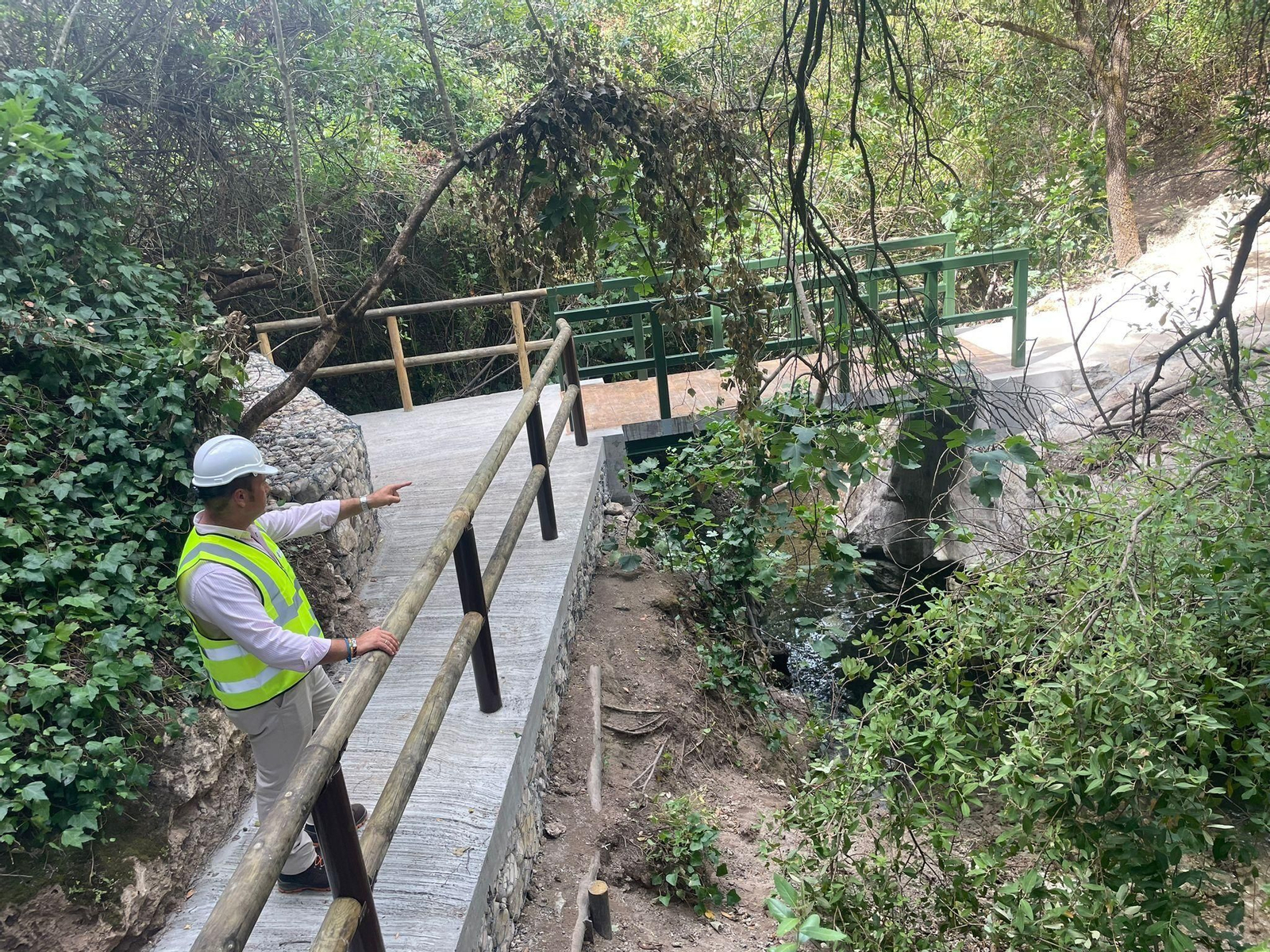 El delegado de Medio Ambiente visitó los trabajos en el sendero del río Majaceite.