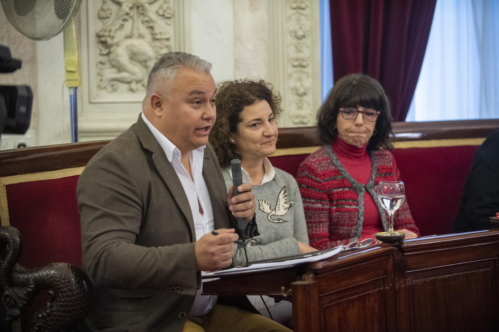 Domingo Villero, concejal no adscrito, junto a sus ex compañeras de Ciudadanos en el Pleno del viernes.