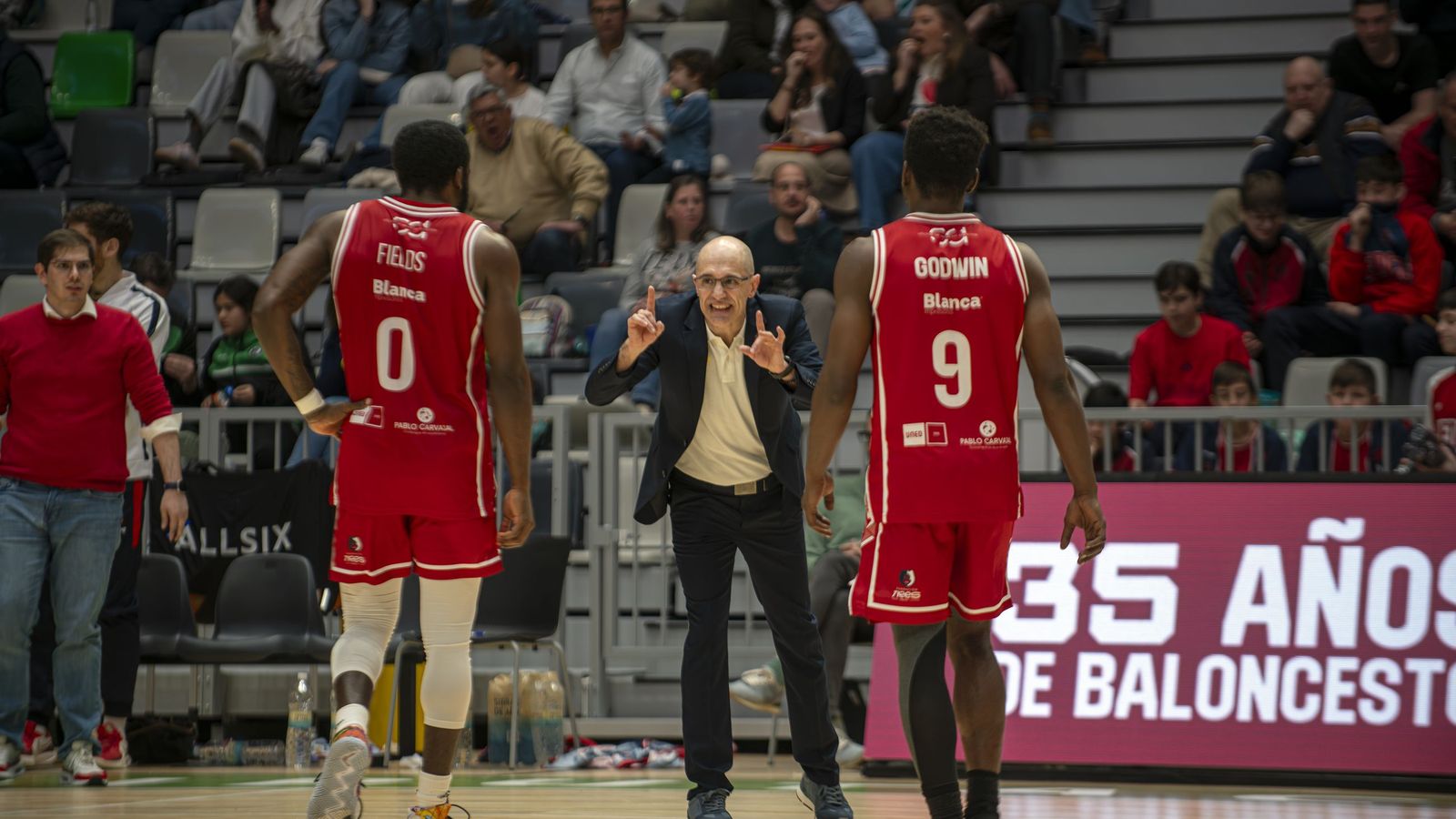 Javier Carrasco hace indicaciones a Fields y Godwin Boahen.