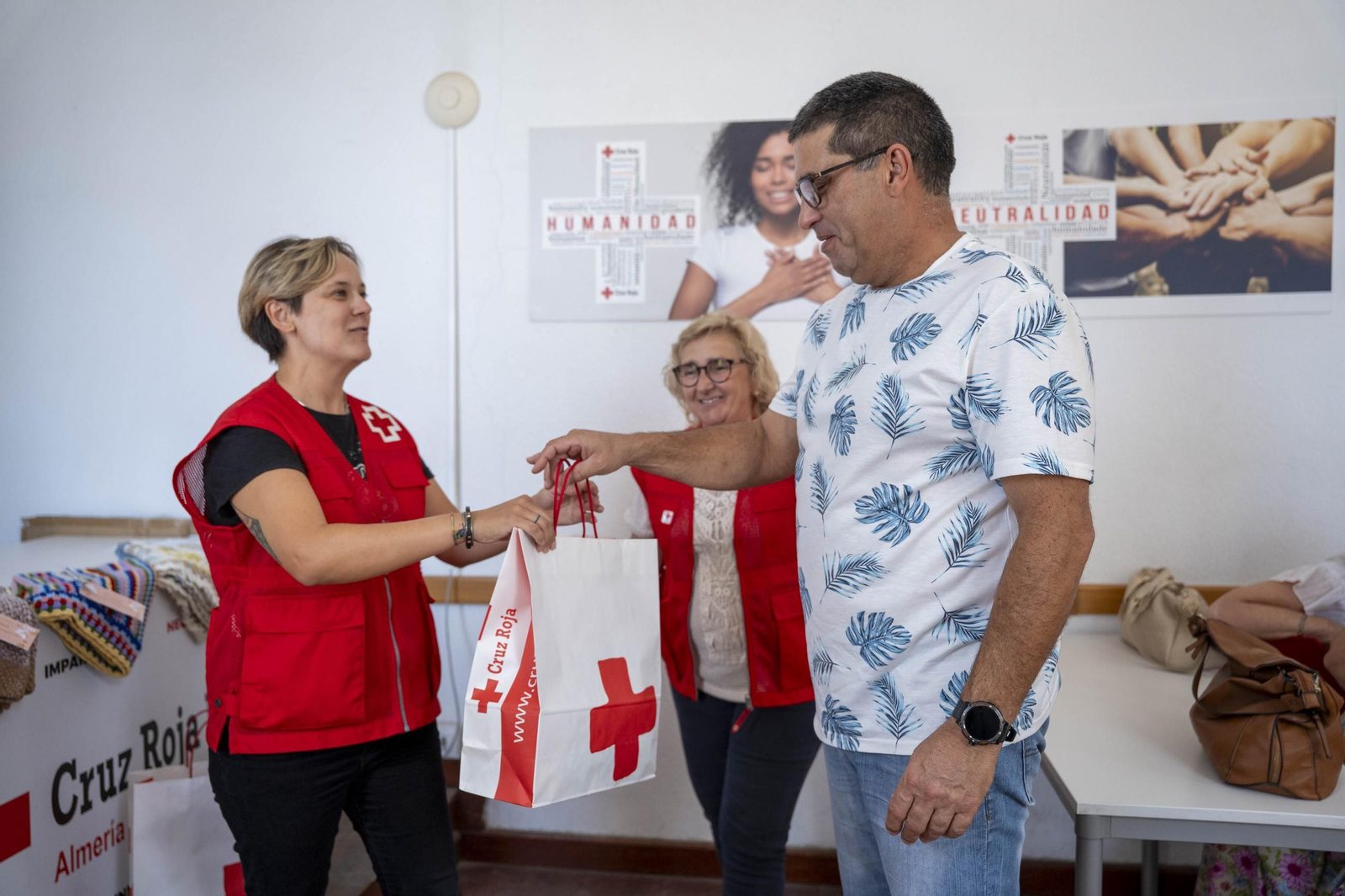 Cruz Roja realiza la entrega de mantitas solidarias a las familias de acogida