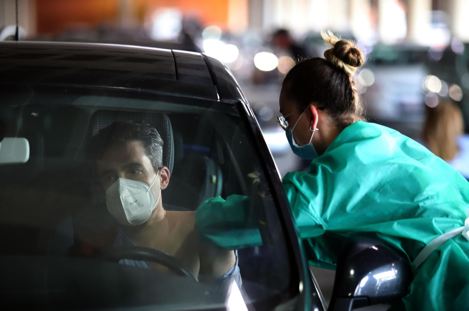 Una enfermera vacuna a un hombre en el estadio Nuevo Colombino durante el día de ayer.