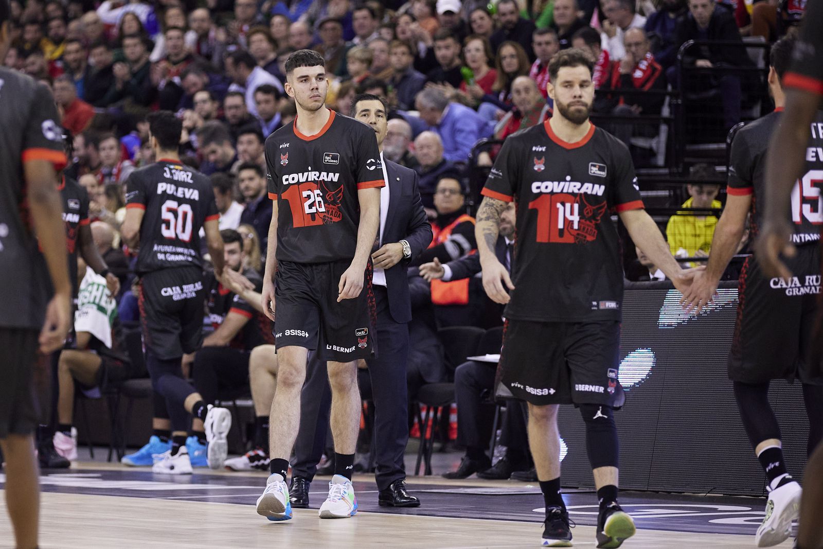 El canterano rojinegro en el momento de saltar a pista.