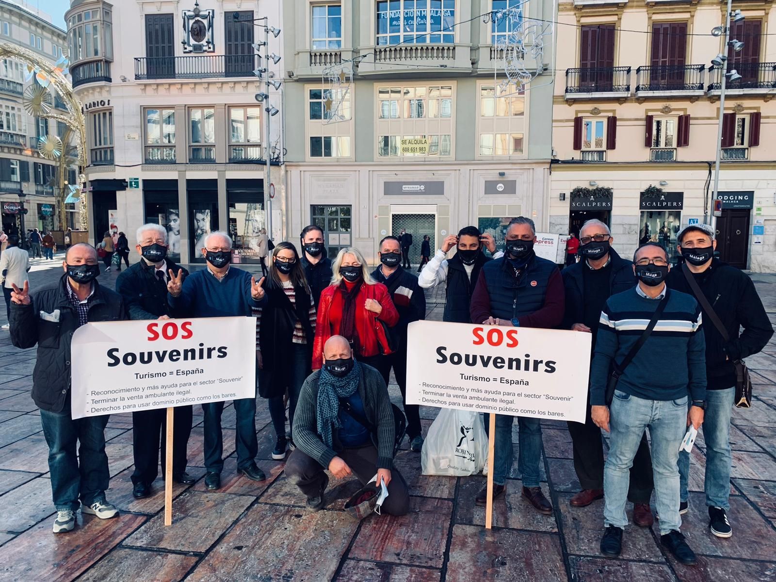Propietarios de negocios de souvenir, concentrados este pasado martes en Málaga capital.