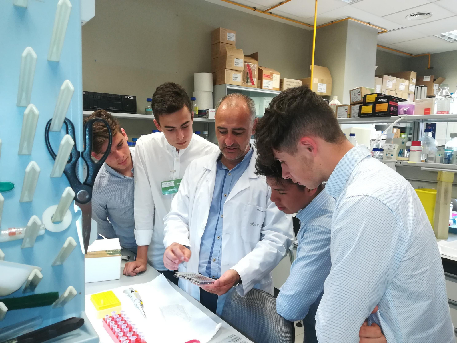 Los estudiantes reciben explicaciones en los laboratorios de los trabajos que se realizan.