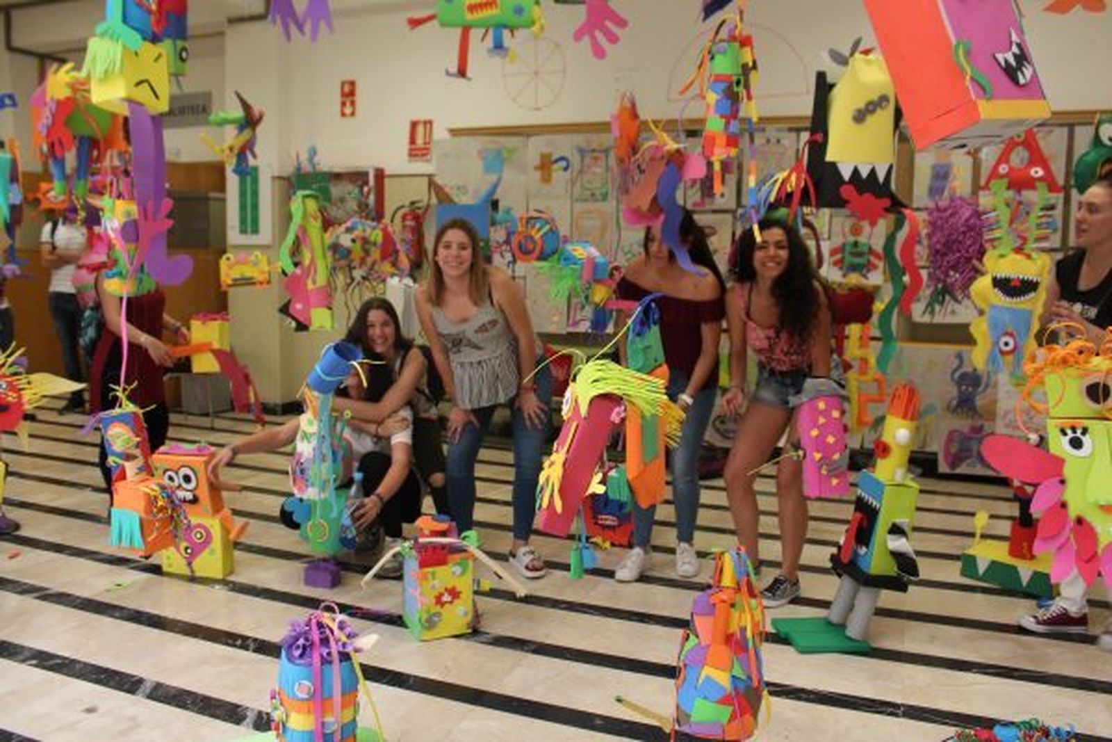 Instalación artística 'Construye tu monstruo, experimenta tu educación'