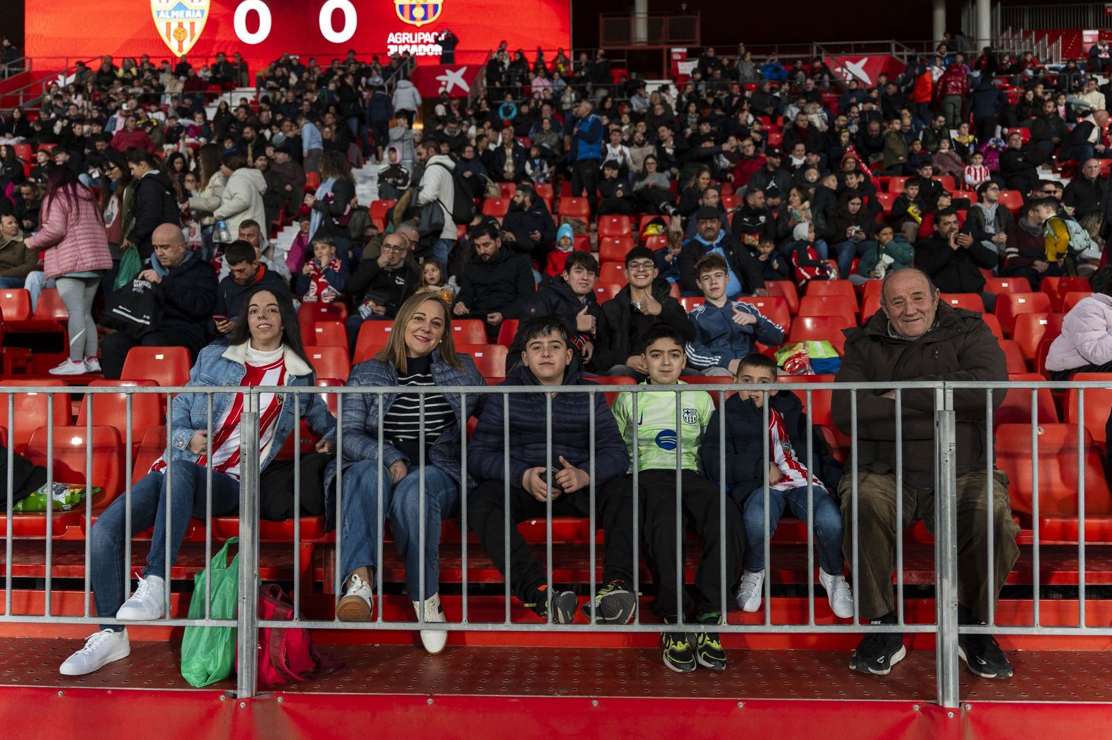 Fotogalería del partido homenaje a Guillermo Blanes entre los veteranos de la UD Almería y el FC Barcelona