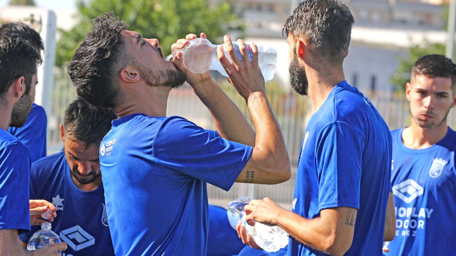 Iván Navarro, uno de los nuevos fichajes, se hidrata durante el entrenamiento.