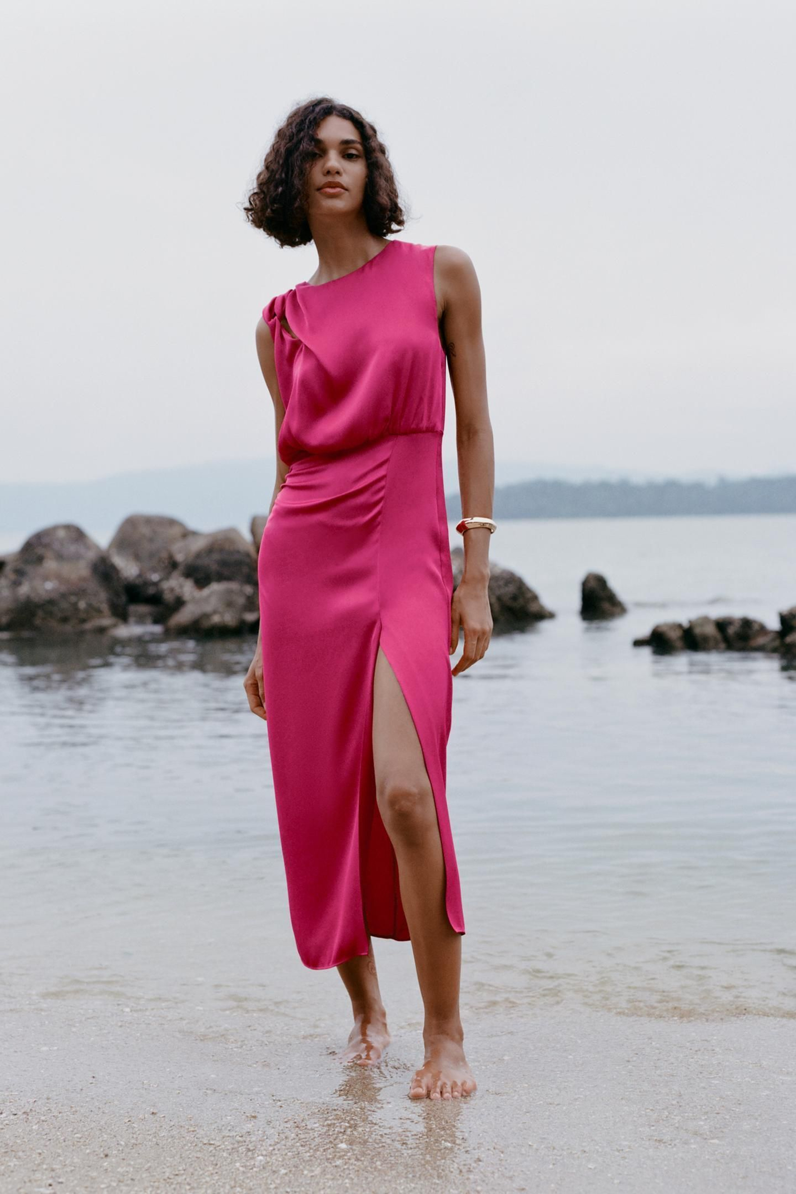 Vestido satinado de Zara.