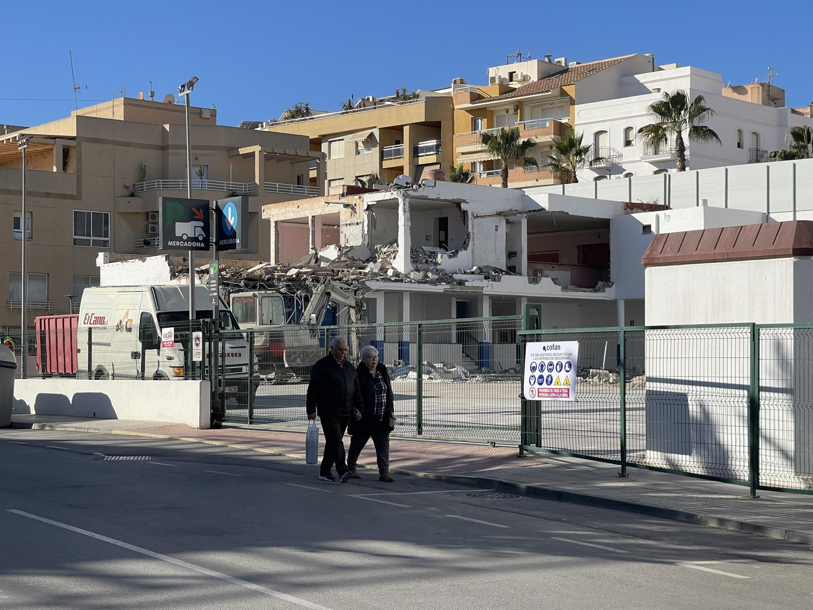 Las imágenes de la demolición del cine Tenis de Garrucha