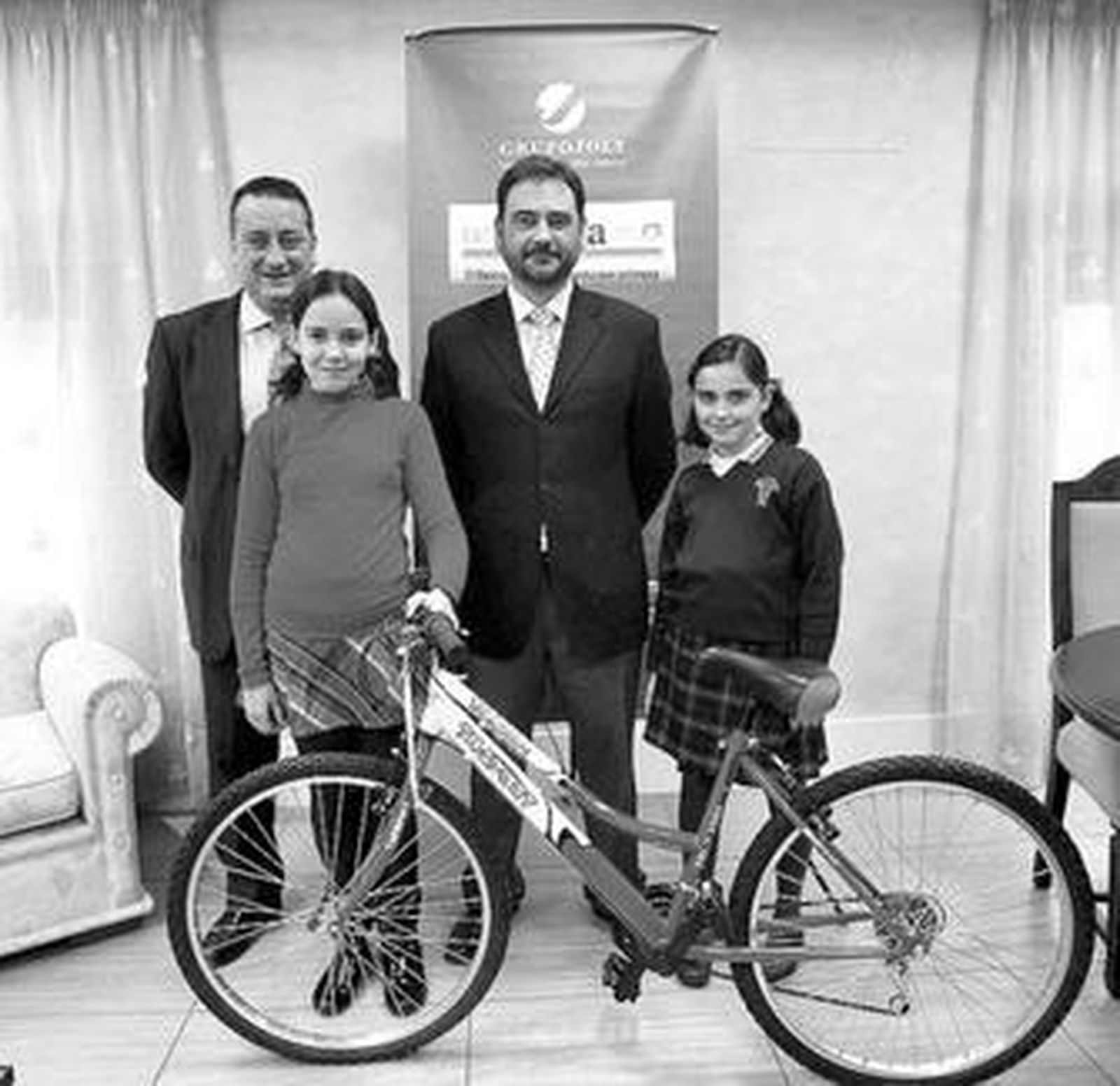 La niña Ángela González recoge su bicicleta.