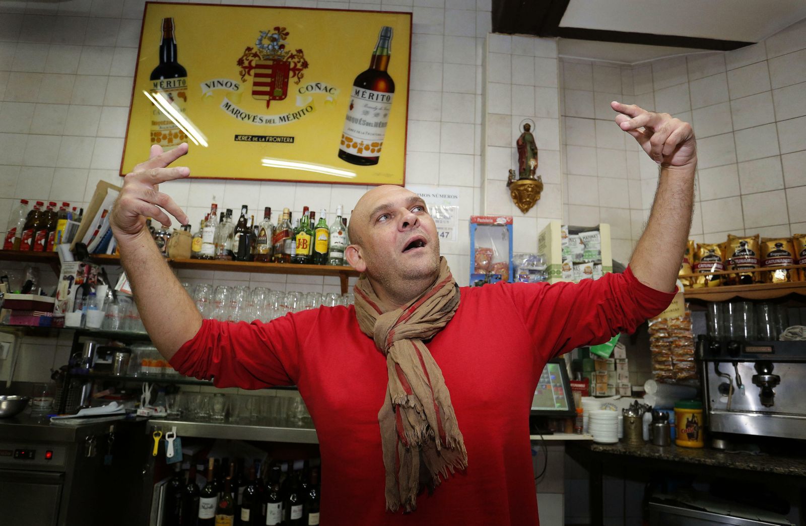 Fue el primer libro que leí, con el que me tiré al suelo de la risa. Eso sí, no tengo ni idea de cómo llegó a mis manos. El libro es de mis siempres admirados y recordados Luis Sánchez Pollack (Tip) y José Luis Coll. Este maravilloso libro se titula Tip y Coll-orgía y trata sobre una serie de pequeños cuentos y pamplinas varias que consiguieron que me tirara al suelo. Una apología del humor absurdo que tanto me gusta. El libro es del año 1983 y lo leería cuando tendría unos 14 años más o menos.