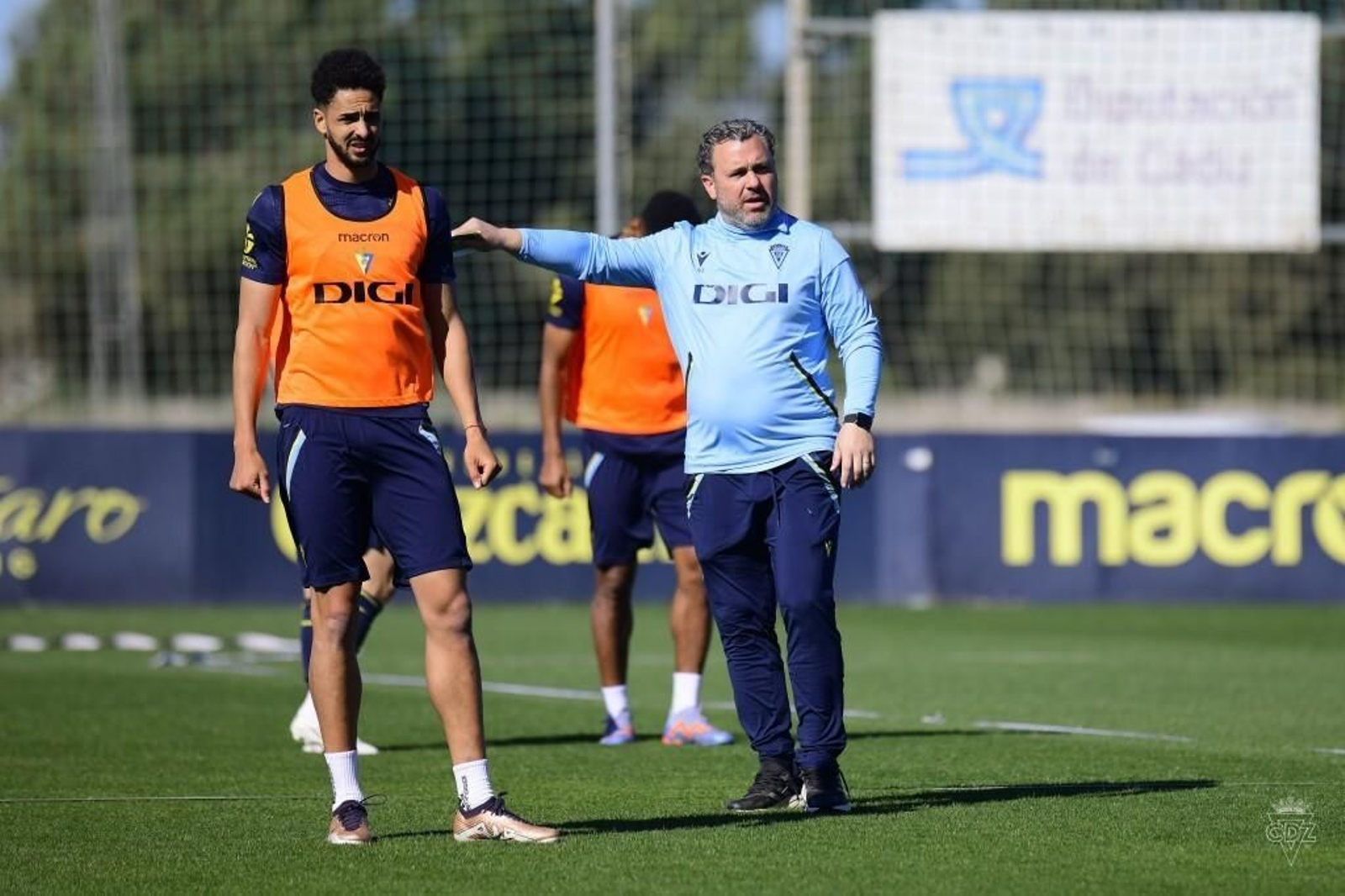 Sergio González realiza una indicación en presencia de Chris Ramos, su apuesta en ataque en las últimas jornadas.