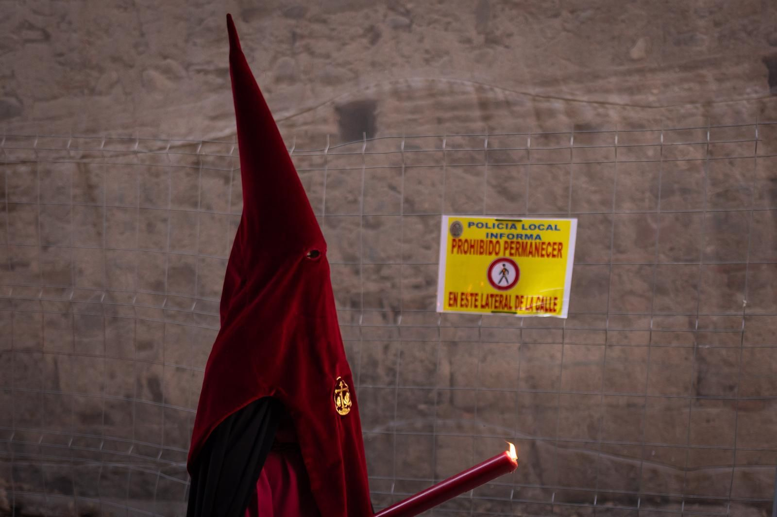Nazareno de los Favores ante una señal de la Policía Local. Nazareno de los Favores ante una señal de la Policía Local.