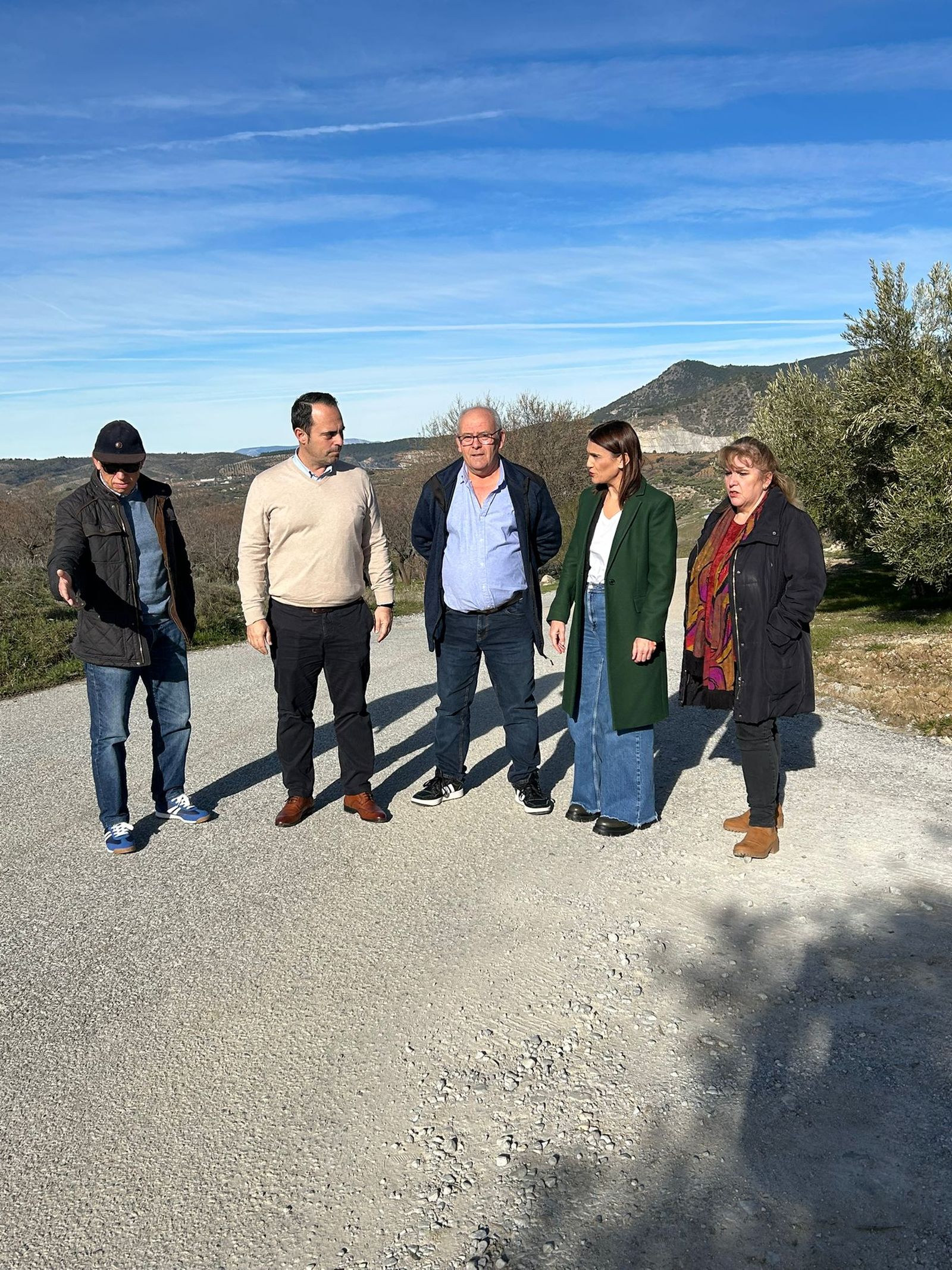 Representantes socialistas en su visita a Beas de Granada.