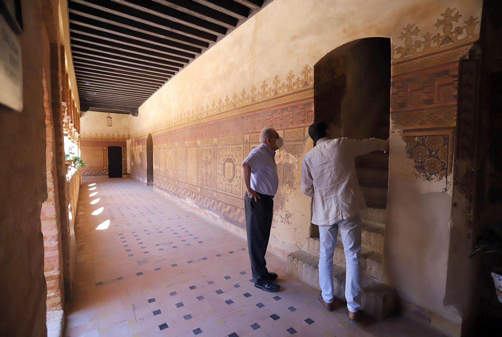 Estado de deterioro en el que se encuentra las pinturas murales del patio mudéjar de La Rábida.