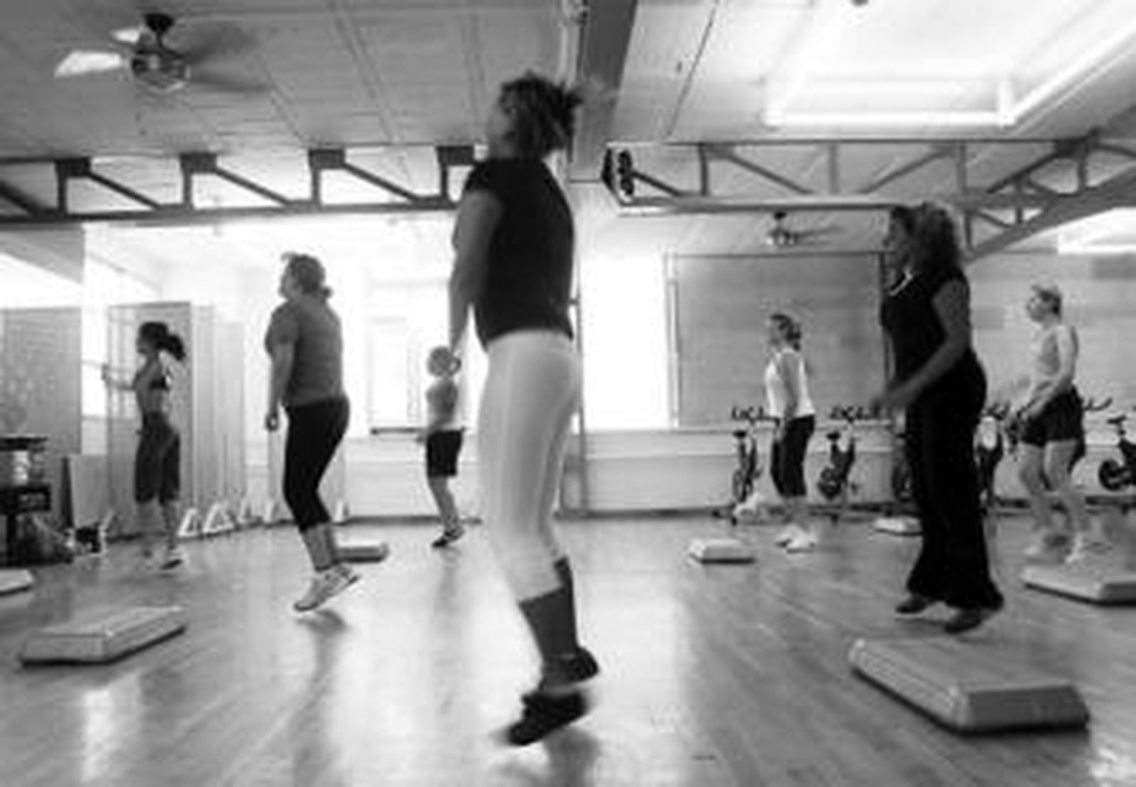 Varias gaditanas se ponen en forma en el gimnasio Raúl Calvo.