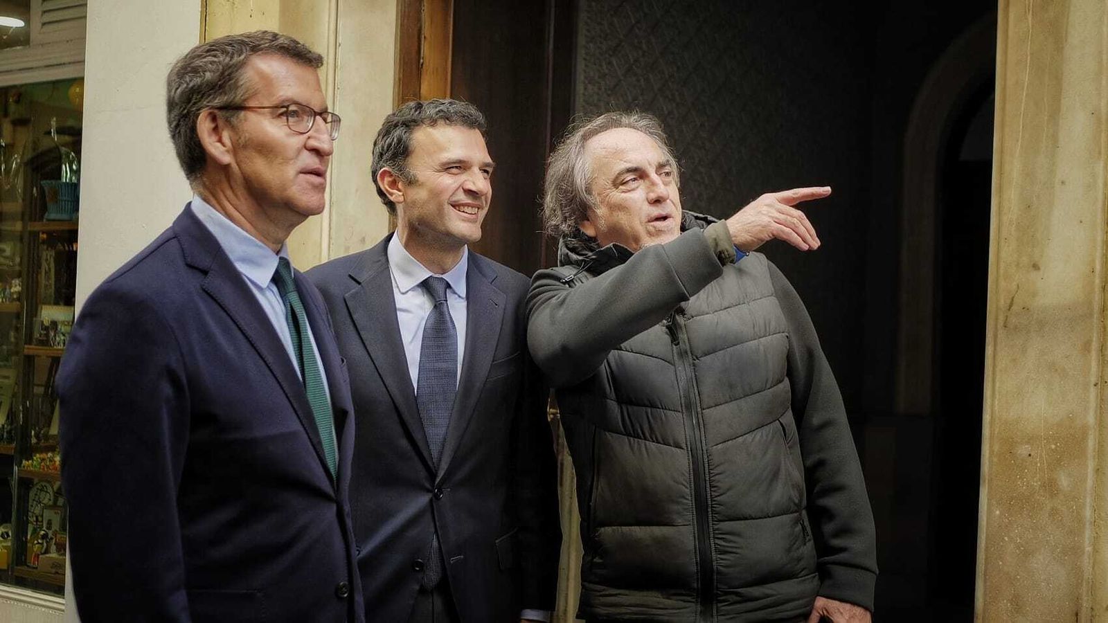 Núñez-Feijoó y Bruno García conversan con José Luis García Cossío este lunes en Cádiz.