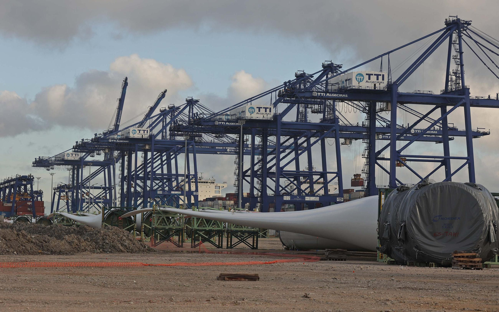 Aerogeneradores en los terrenos sin ocupar de la Fase B de Isla Verde Exterior.