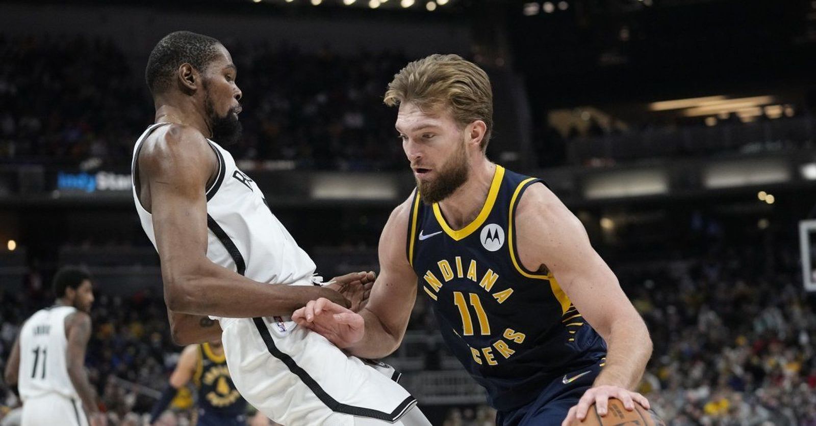 Domas Sabonis, ante Kevin Durant.