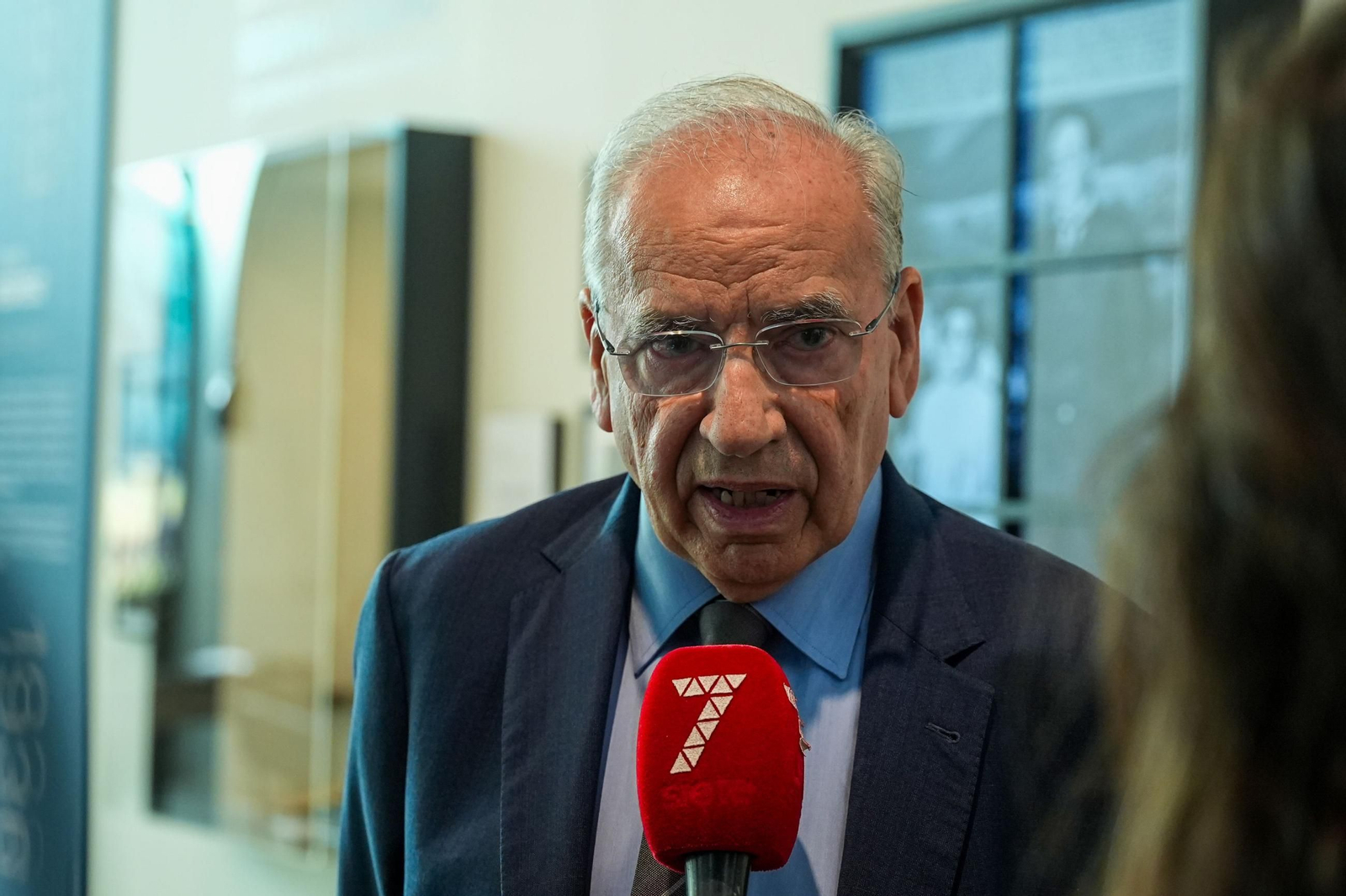 Las imágenes de la visita del Rey a la exposición de los Hermanos Machado en Sevilla