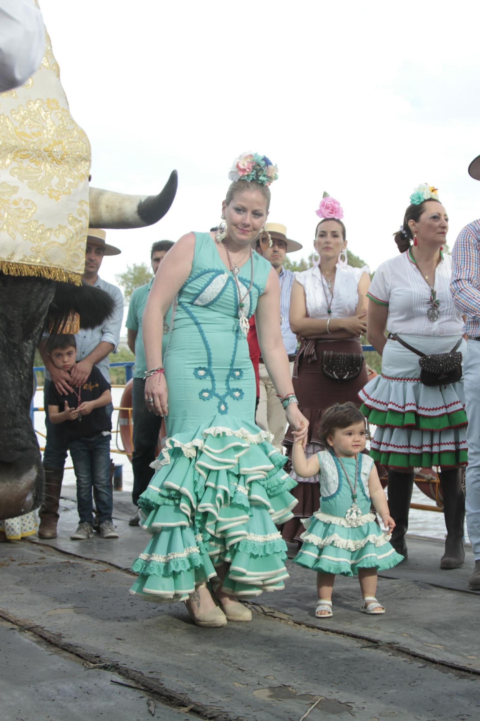 Hermandades cruzando el río Guadalquivir por Coria, en imágenes