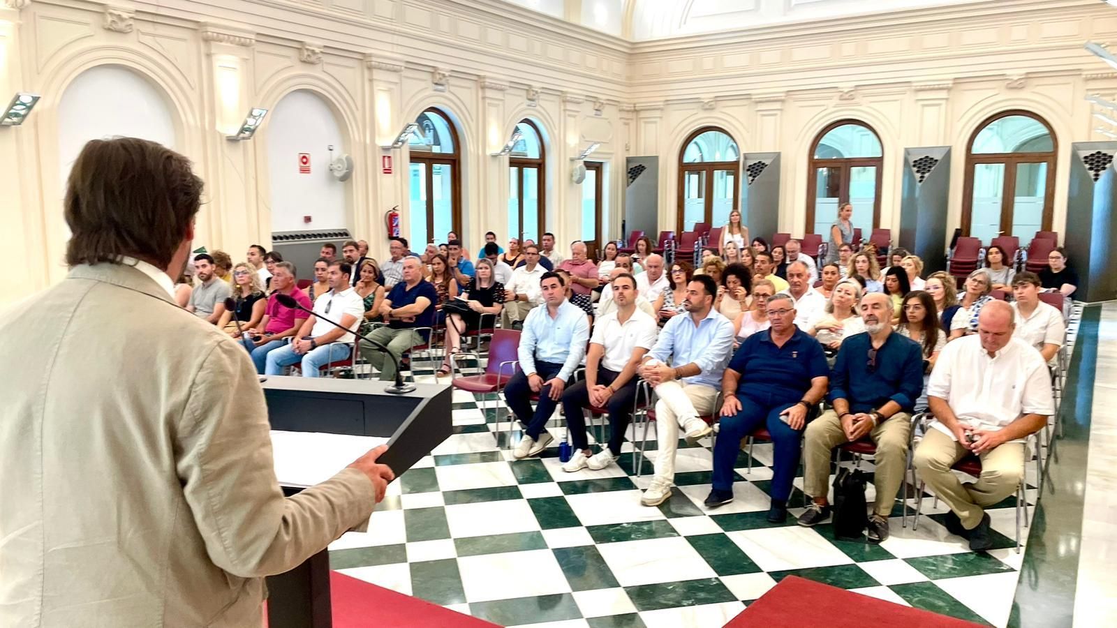 El delegado del Gobierno, Antonio Granados, presenta el programa a los alcaldes de la provincia