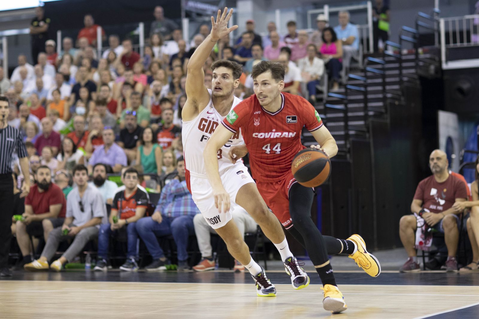 Un ataque del Covirán Granada en el partido ante el Basquet Girona