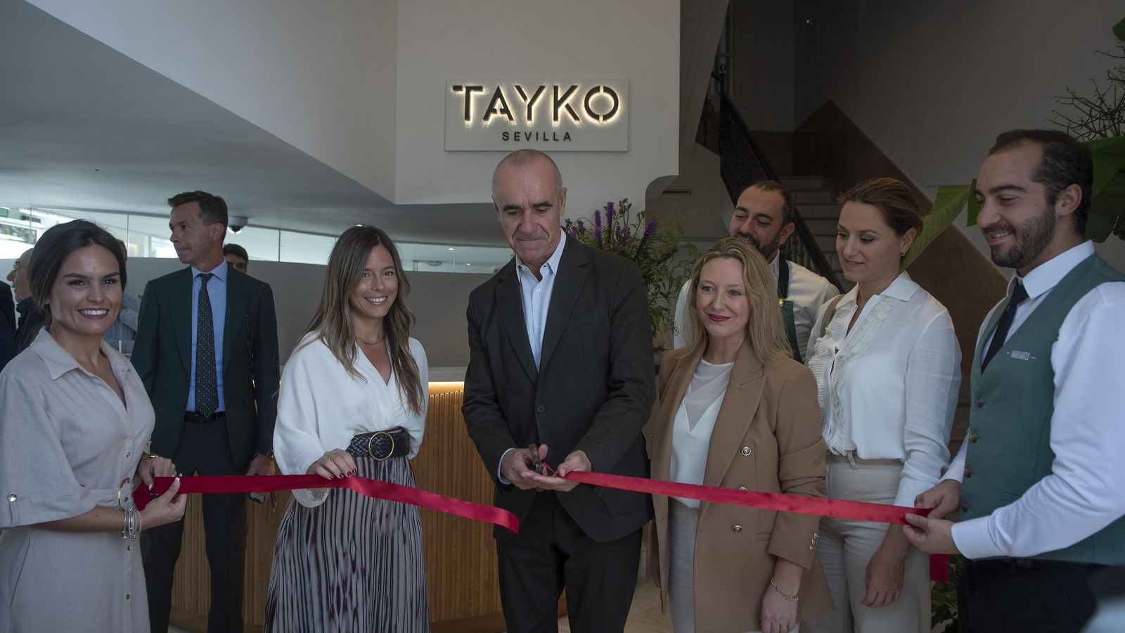 Antonio Muñoz corta la cinta ante Marielo Pérez (a su derecha) y María Franzón, de Tayko Hotels.