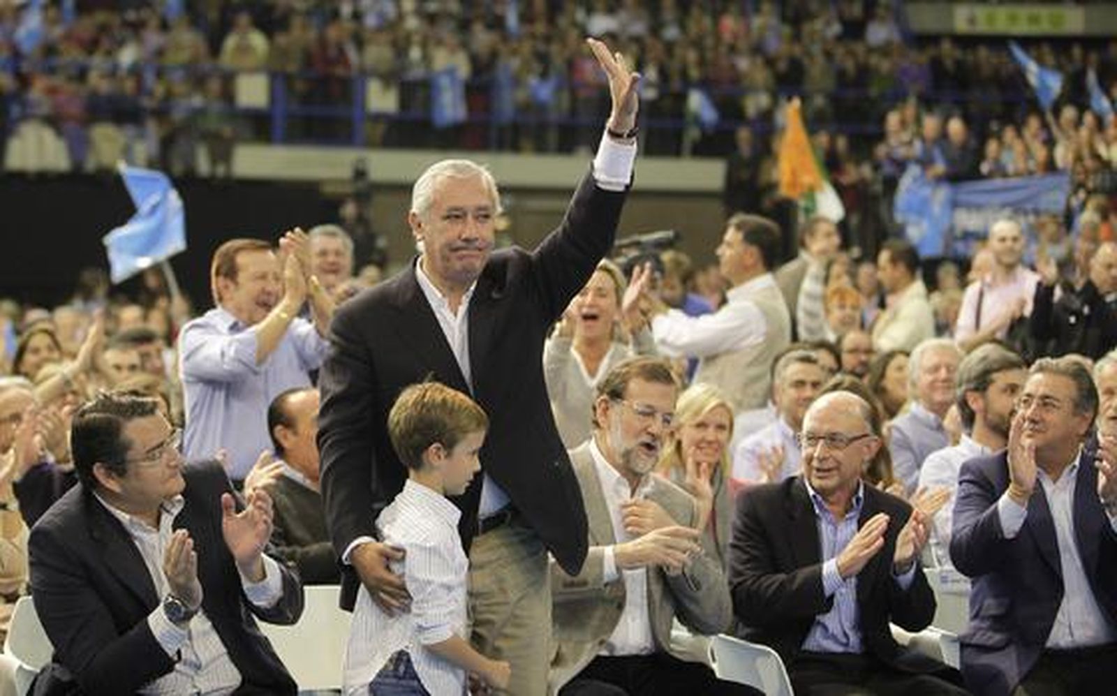 Mariano Rajoy ofrece un mitin en el palacio de deportes de Sevilla, con la presencia de Javier Arenas, Juan ignacio Zoido y Cristobal Montoro, entre otros miembros del Partido Popular.

Foto: El mitin del Partido Popular en Sevilla, en im?nes